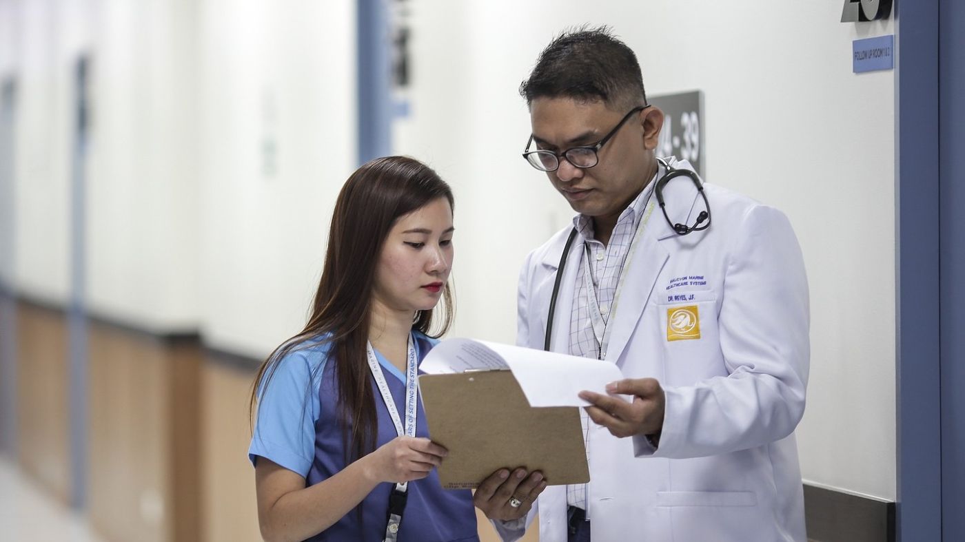 Cuánto cobra un doctor por consulta